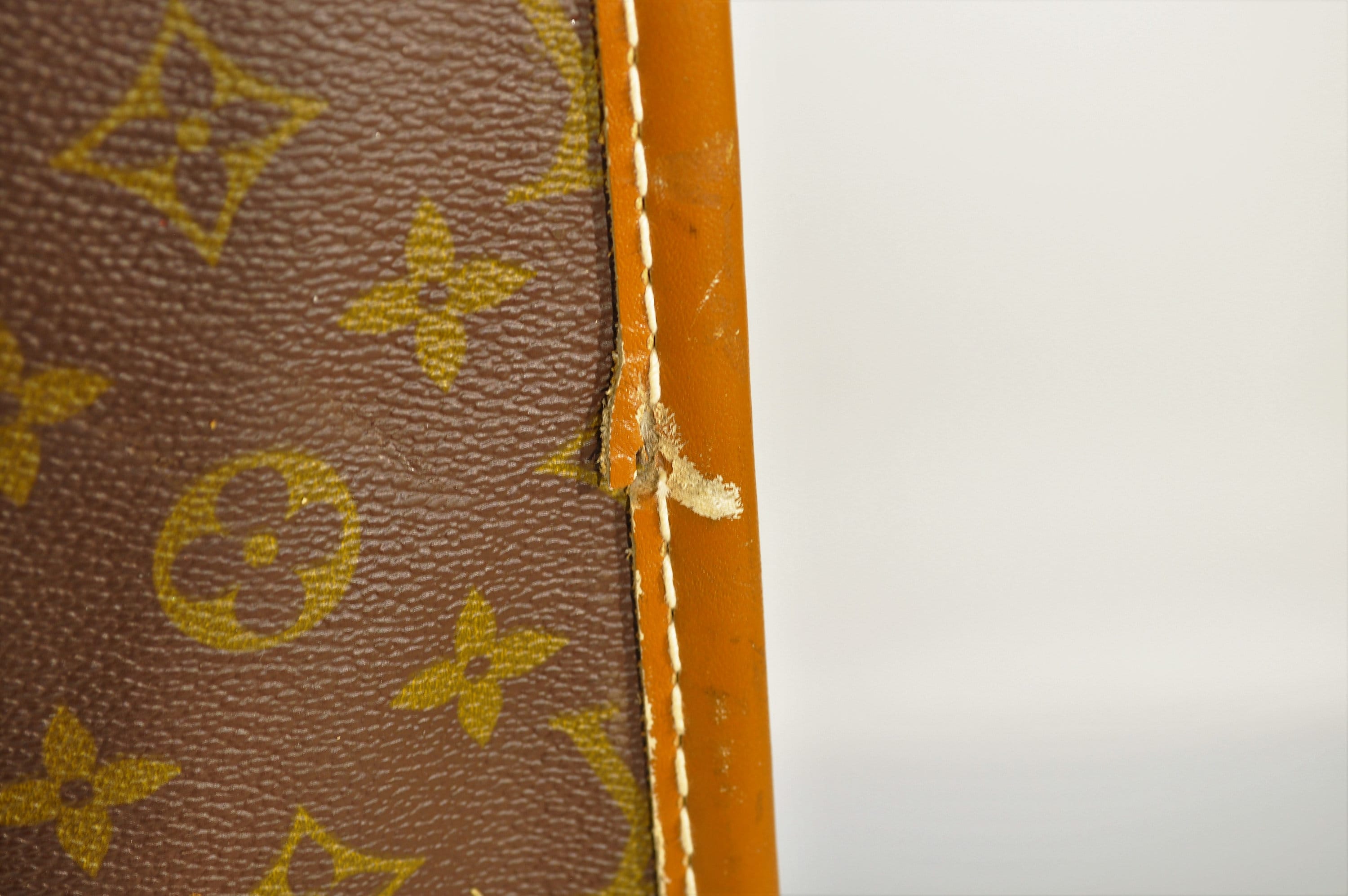 Louis Vuitton Vintage Monogram Canvas Pullman Travel Suitcase – LENDER &  BUYER OF LUXURY ASSETS