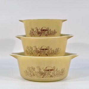 Set von 3 Pyrex Auflaufform &#39;&#39;Wald fancies Pilz&#39;&#39; Design in Braun & Weiß Farbe