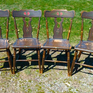 Set of 4 Antique Paint Decorated Plank Bottom Kitchen Dining Chairs 1930s Era