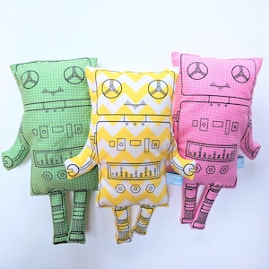 ぬいぐるみロボット。オリジナルデザイン。スクリーン印刷されたぬいぐるみロボット。さまざまな色のオプション：黄色のシェブロン、緑とピンクの斑点模様。