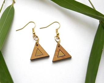 Boucles d'oreilles pendantes triangle doré, bijou géométrique, bijoux bois minimaliste moderne, boucle bohème chic, fait main en France