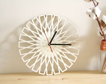 Horloge murale en bois, design géométrique minimaliste, décoration moderne, motif découpé, rond 28 cm, cadeau naturel, artisanal, art mural