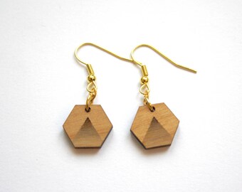 Boucles d'oreilles géométriques en bois, forme hexagone et motif triangle, avec attaches dorées
