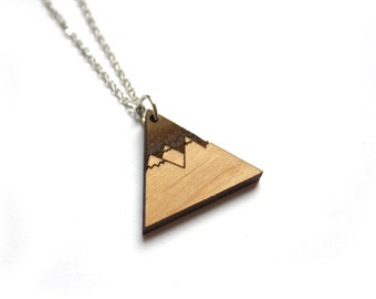 Wood collar with mountain pendant, nature inspiration, landscape, lasercut and laser engraving, triangle shape, chic modern hand made France