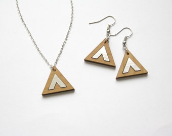 Parure de bijoux géométrique en bois, style moderne, chic et minimaliste, collier et boucles d'oreilles triangle chevrons, détails argentés