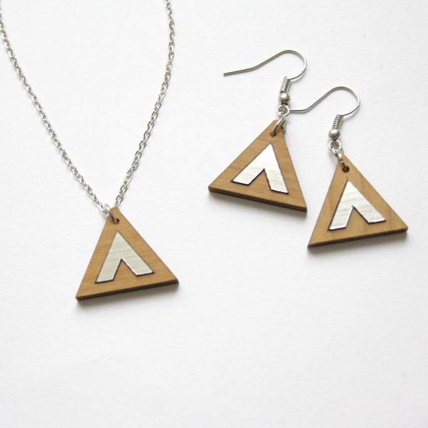 Parure de bijoux géométrique en bois, style moderne, chic et minimaliste, collier et boucles d'oreilles triangle chevrons, détails argentés