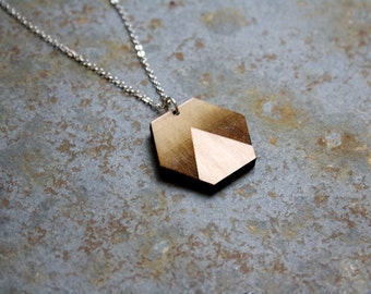 Collana geometrica minimalista, grafica moderna chic, pendente in legno esagonale, triangolo sfumato, ispirazione paesaggistica, tramonto