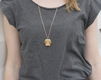 collana con ciondolo in legno, collana lunga con motivo a triangolo esagonale, gioielli geometrici, gioielli moderni minimalisti, boho chic, catena in ottone dorato