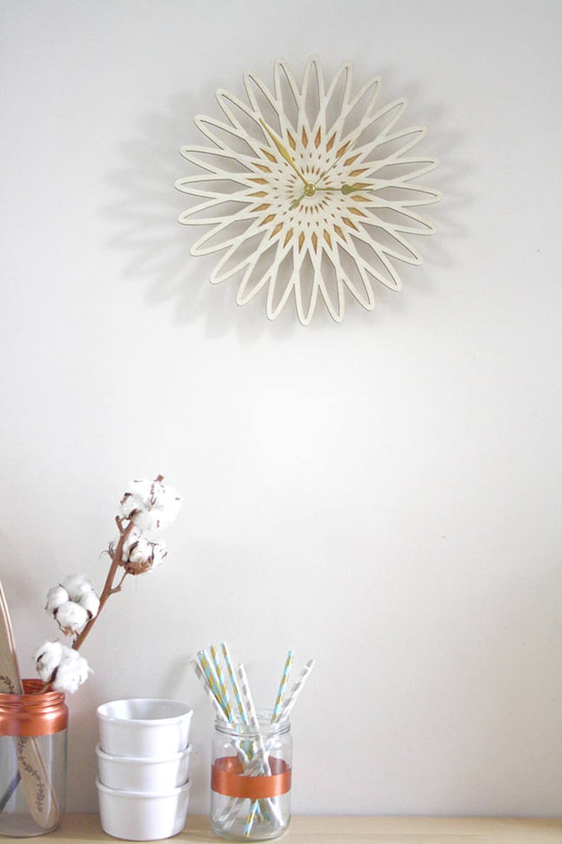 Horloge murale en bois, pendule rosace fleur, gravure et découpe géométrique, design minimaliste scandinave, décoration intérieur naturelle image 2