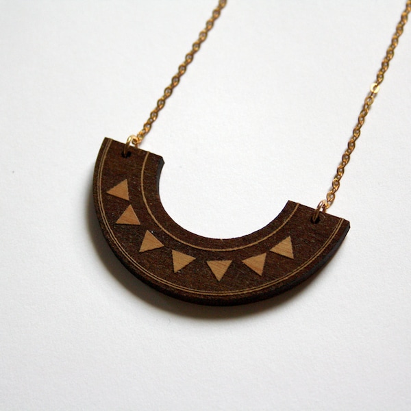 Collier géométrique aztèque, bijoux plastron bois forme demi-cercle, motif triangle, bijou graphique bohème hippie chic, couleur marron doré