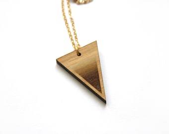 Sautoir triangle, collier long, bijou géométrique bois, chaîne laiton doré, style minimaliste moderne, bohème chic. Bijoux graphique France.