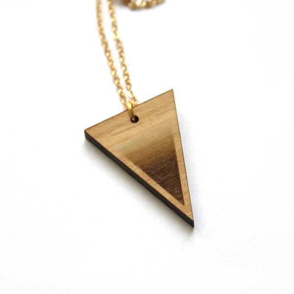 Sautoir triangle, collier long, bijou géométrique bois, chaîne laiton doré, style minimaliste moderne, bohème chic. Bijoux graphique France.