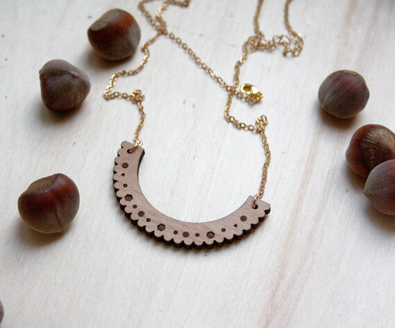 幾何学的な木製ネックレス、円弧、刻まれたレースドットパターン、自由