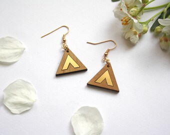 Boucles d'oreilles triangles, chevron doré, boucle bois pendante, bijou artisanal, style géométrique, minimaliste, graphique, bohème chic