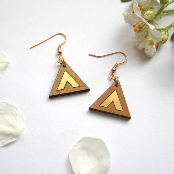 Orecchini triangoli, Golden, chevron ciclo d'attaccatura di legno, gioielli artigianali, minimalista stile, geometrico, grafico, bohemien chic
