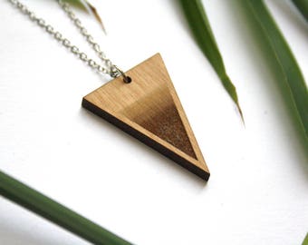 Sautoir triangle, pendentif femme bois, collier long, design géométrique minimaliste, chaîne argentée, fabrication en France, marron dégradé