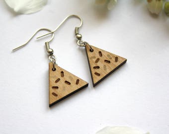 Boucles d'oreilles triangle, bijoux bois gravé, géométrique style Memphis design, crochet pendentif, fabrication artisanale en France, Paris