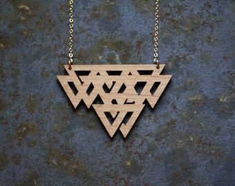 Sautoir celtique en bois, bijoux celte revisité, collier triangles entrelacés, bijou géométrique graphique minimaliste, fabriqué en France