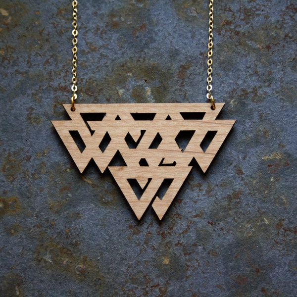 Sautoir celtique en bois, bijoux celte revisité, collier triangles entrelacés, bijou géométrique graphique minimaliste, fabriqué en France