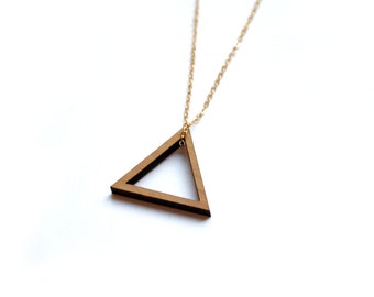 collana lunga con triangolo in legno, design geometrico minimalista chic, stile semplice, collana con pendente da donna, catena in ottone dorato, prodotto in Francia