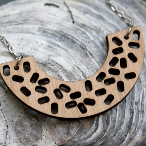 Geometrische Halskette, Designerschmuck, Holz, durchbrochenes Nugget-Muster, Memphis-Design-Inspiration, minimalistischer Stil, originelles einzigartiges Geschenk