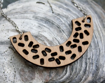 Collier géométrique, bijou de créateur, bois, motif pépites ajourées, inspiration Memphis design, style minimaliste, cadeau unique original