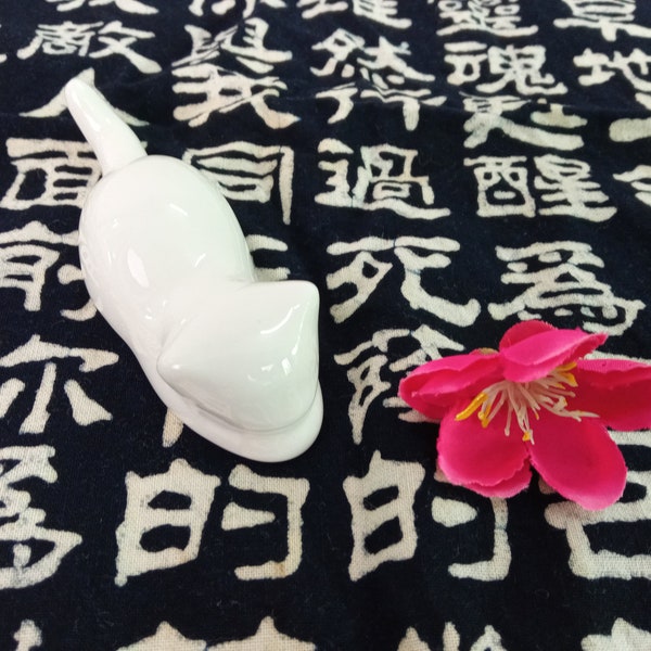 Porte-brosse en calligraphie blanche de chat en porcelaine / stand de brosse de calligraphie / paperweight chinois de pratique de calligraphie / stand de brosse de Sumi-e