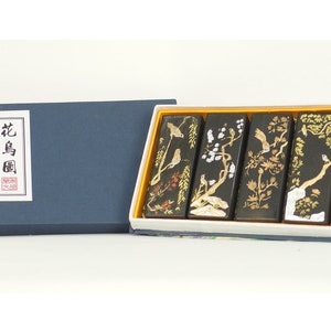 Bastoncino di inchiostro cinese / Pietra per inchiostro d'arte orientale / Set di quattro bastoncini di inchiostro per calligrafia cinese / Disegno di pittura cinese con uccelli e fiori / Con scatola