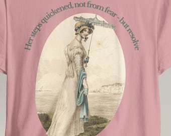 Puede incluir: Una camiseta rosa claro con un estampado ovalado de una mujer con un vestido de época sosteniendo una sombrilla. El estampado incluye el texto: "Her steps quickened, not from fear - but resolve." La frase "Excessively Diverted" está impresa en la parte inferior.