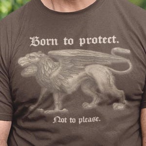 Griffin Guardian Unisex Softstyle T-Shirt, Vintage Gravur T-Shirt, Fabelwesen Top, Stärke Flügel Löwe Adler Shirt, Adel Wachsamkeit