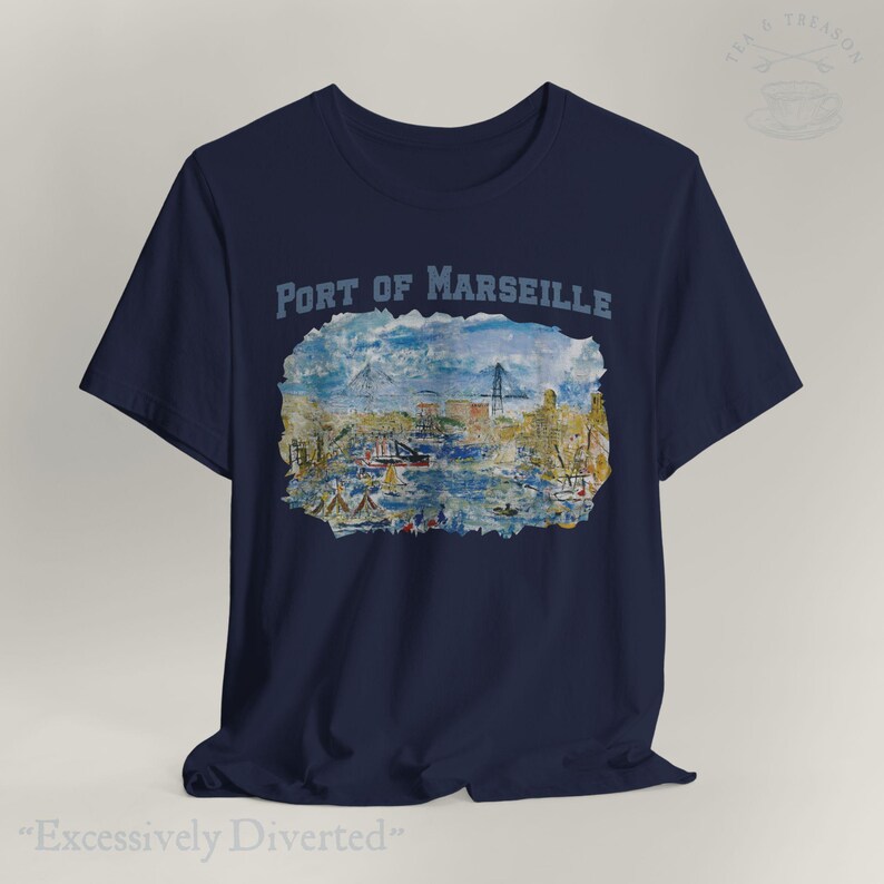 Puede incluir: Camiseta azul marino con una pintura de acuarela del puerto de Marsella. El texto "Port of Marseille" est&aacute; encima de la imagen. La camiseta tambi&eacute;n tiene el texto "Excessively Diverted" en la parte inferior.