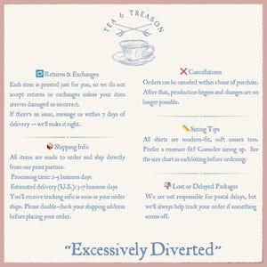 Puede incluir: Gr&aacute;fico color crema con el texto "TEA & TREASON" y una ilustraci&oacute;n de taza de t&eacute;. Contiene informaci&oacute;n sobre devoluciones, cancelaciones, tallas y paquetes perdidos. La frase "Excessively Diverted" est&aacute; en la parte inferior.