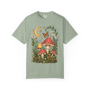 T-Shirt mit Pilzmond-Illustration | Rote Fliegenpilze, Schmetterling, Blumen