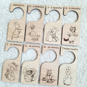 Séparateurs de penderie Peter Rabbit x 8 cintres en bois pour chambre de bébé pour nouveau-né cadeau de shower de bébé pour vêtements de bébé