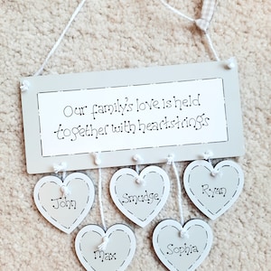 Placa de presente de família personalizada com nome de família e corações. Decoração de Natal para presente de amizade