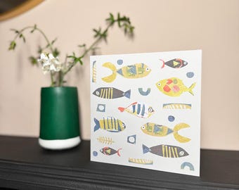 Cartão de felicitações com arte de peixe | Design original em técnica mista de pintura e colagem | Interior em branco