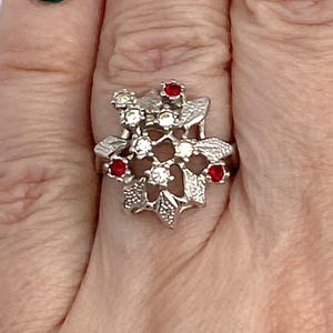 Vintage 1970s Uncas Silver Tone Clear and Red Glass Stones Floral Statement Ring. US Size 7.  Uncus U with Arrow Through It Hallmark.