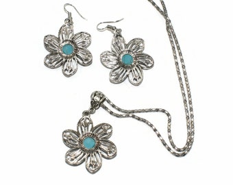 Vintage zilverkleurige en imitatieturkoois hanger aan een 20-inch ketting met en haaksluiting aan de achterkant.