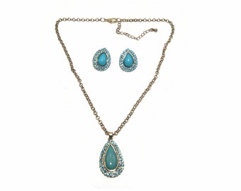Vintage Gold Tone, Blauwe Strass steentjes en Faux Turquoise Teardrop Hanger op 20 Inch Ketting en Bijpassende Post Back Teardrop Stud Oorbellen.