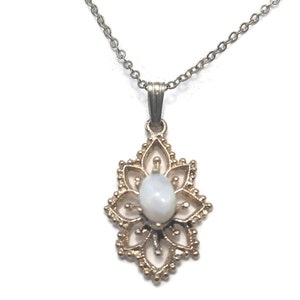 Vintage goud gevulde en opaal hanger aan 18 inch ketting met veerringsluiting. Gemerkt 1/20 12K GF. Petite ketting voor volwassene of kind.
