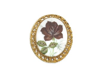 brooch ovale en or et en céramique vintage avec rose rouge peinte à la main.