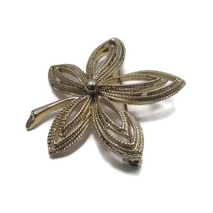 Vintage American Jewelry Chain Company Gold Tone Floral Leaf Brooch. AJC Hallmark.