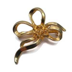 Charming Vintage Gold Tone Figural Bow Brooch. Classy Pin for Everyday Wear.