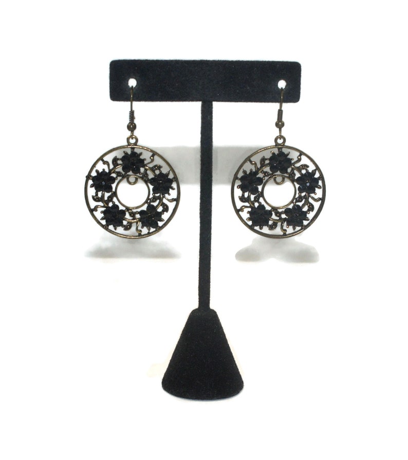 Vintage Gold Tone and Black Stones Round Floral Design Dangle Earrings with Hook Backs for Pierced Ears.