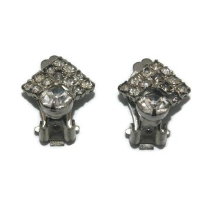 Clip de diamantes de imitación en tono plateado vintage y diamantes de imitación transparentes en los pendientes.