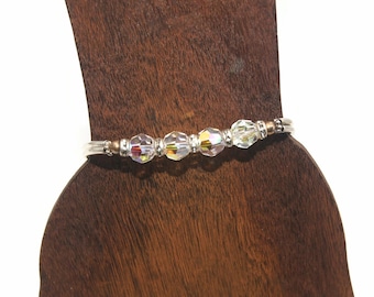 Bracelet vintage argenté et cristaux AB de 7 pouces avec fermoir à bascule en forme de cœur.