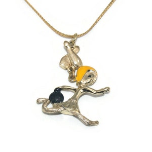 Vintage Gold Tone, Jaune et Noir Enamel Femme Bowling Pendentif sur 24 pouces Gold Tone Chain avec Spring Ring Clasp.