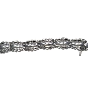 Vintage Monet Silver Tone Link Bracelet with Hinged Clip Clasp and Safety Chain. Monet Hallmark.