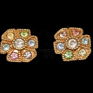 Vintage Avon Gold Tone, pastelkleurige strass bloemen oorknopjes met postruggen voor doorboorde oren. Avon-keurmerk.
