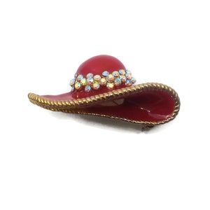 Vintage goudkleurige rode emaille en AB strass Red Hat Society geïnspireerde broche.